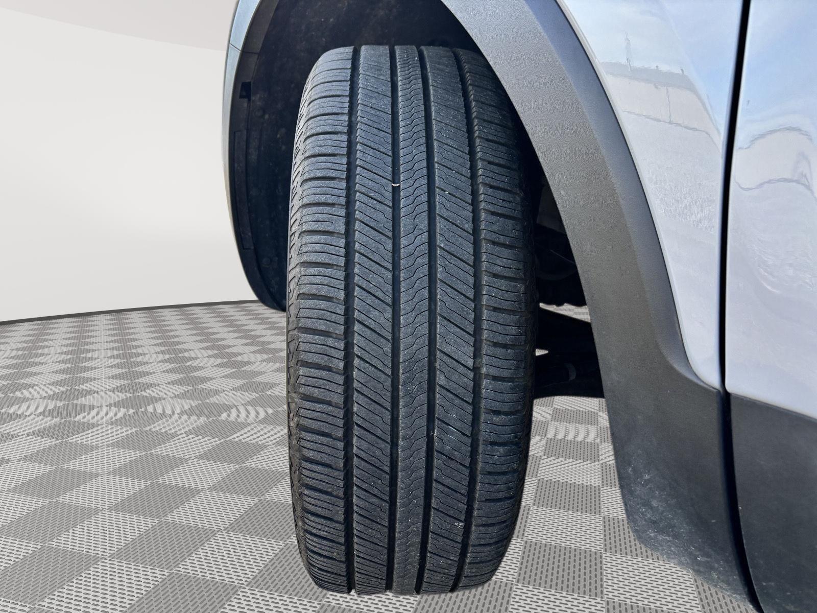 Vehicle photo 12