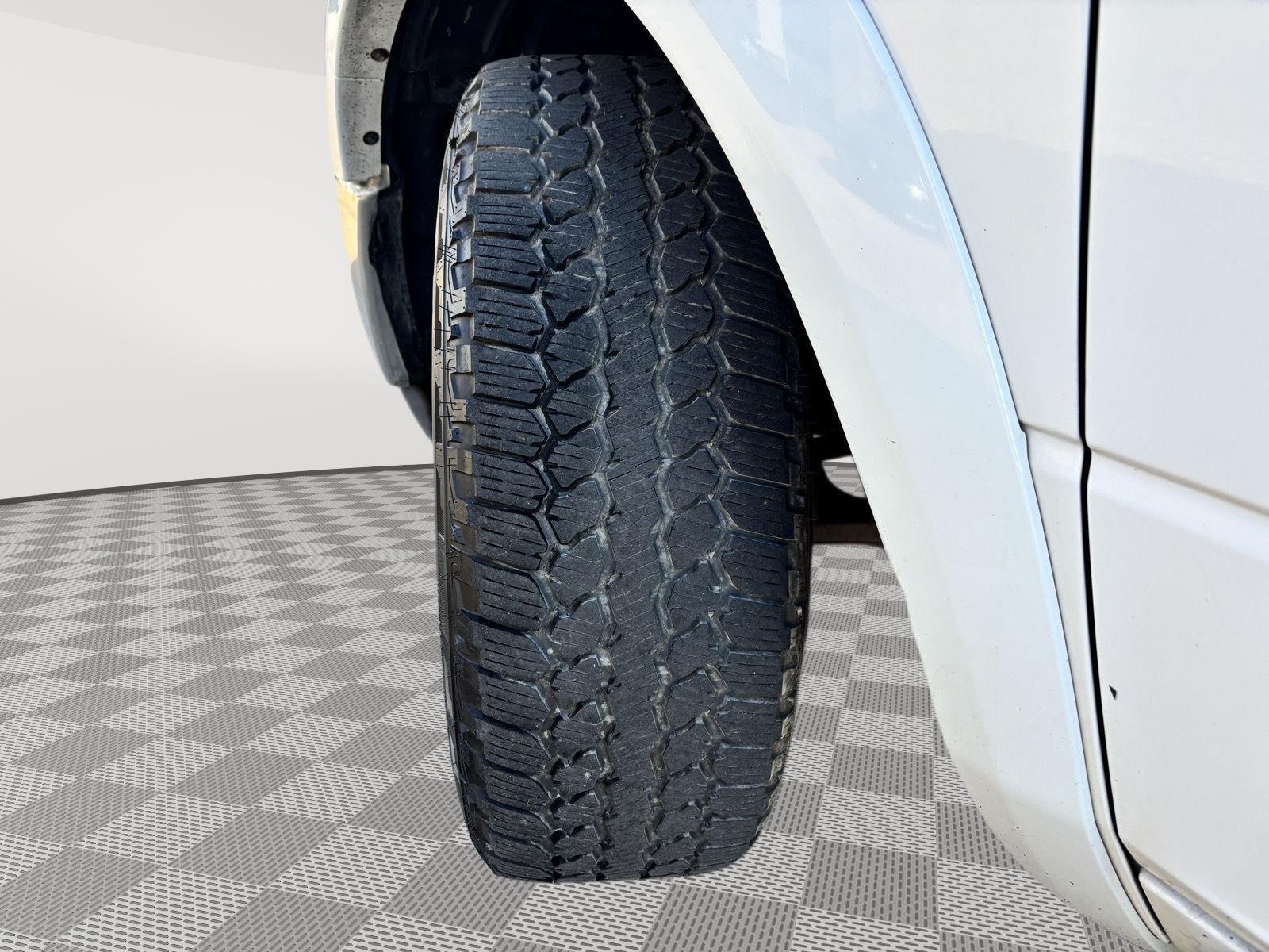 Vehicle photo 12