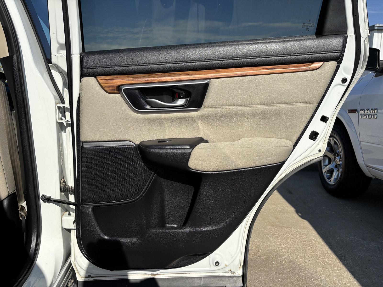 Vehicle photo 30