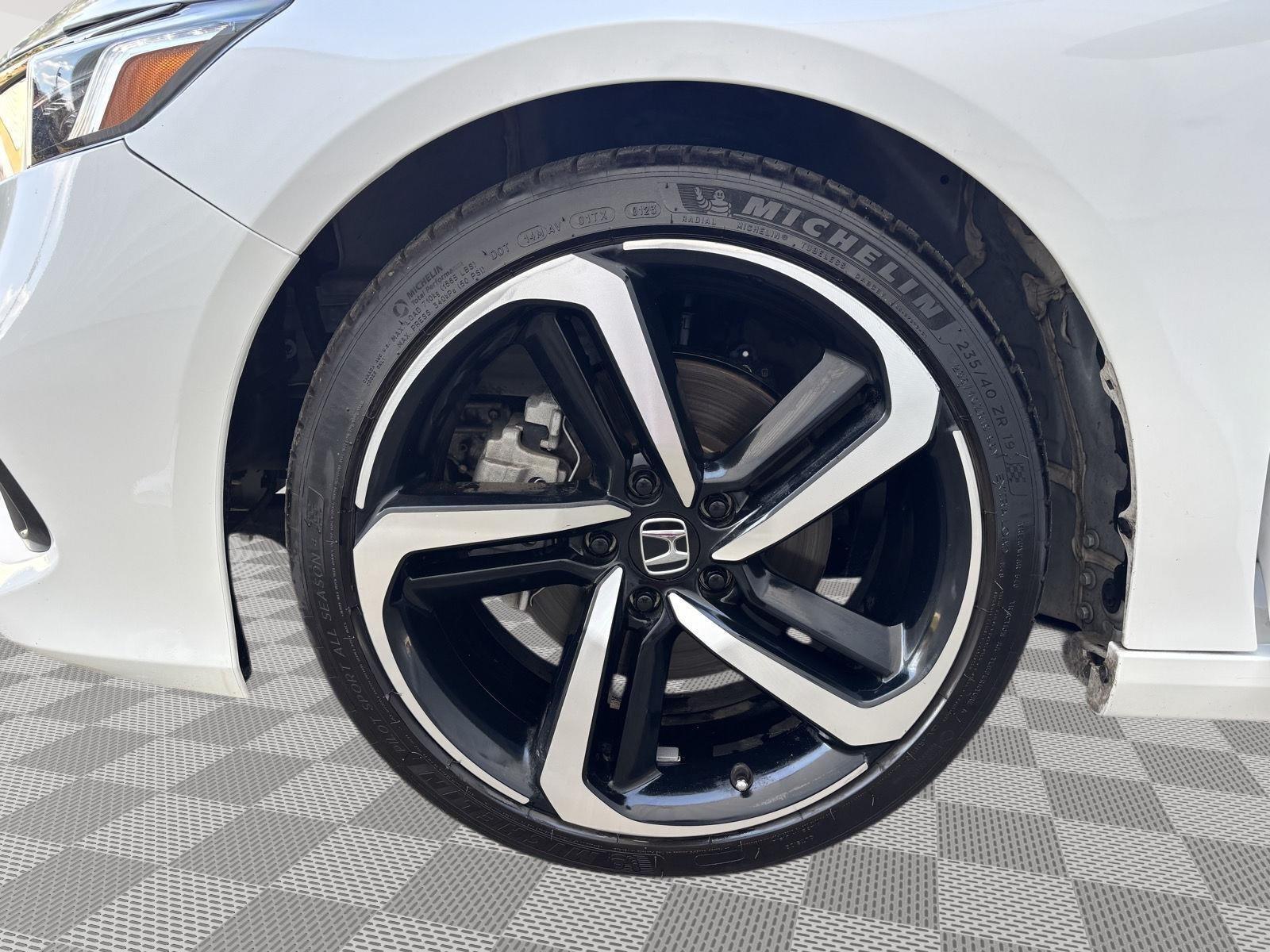 Vehicle photo 11