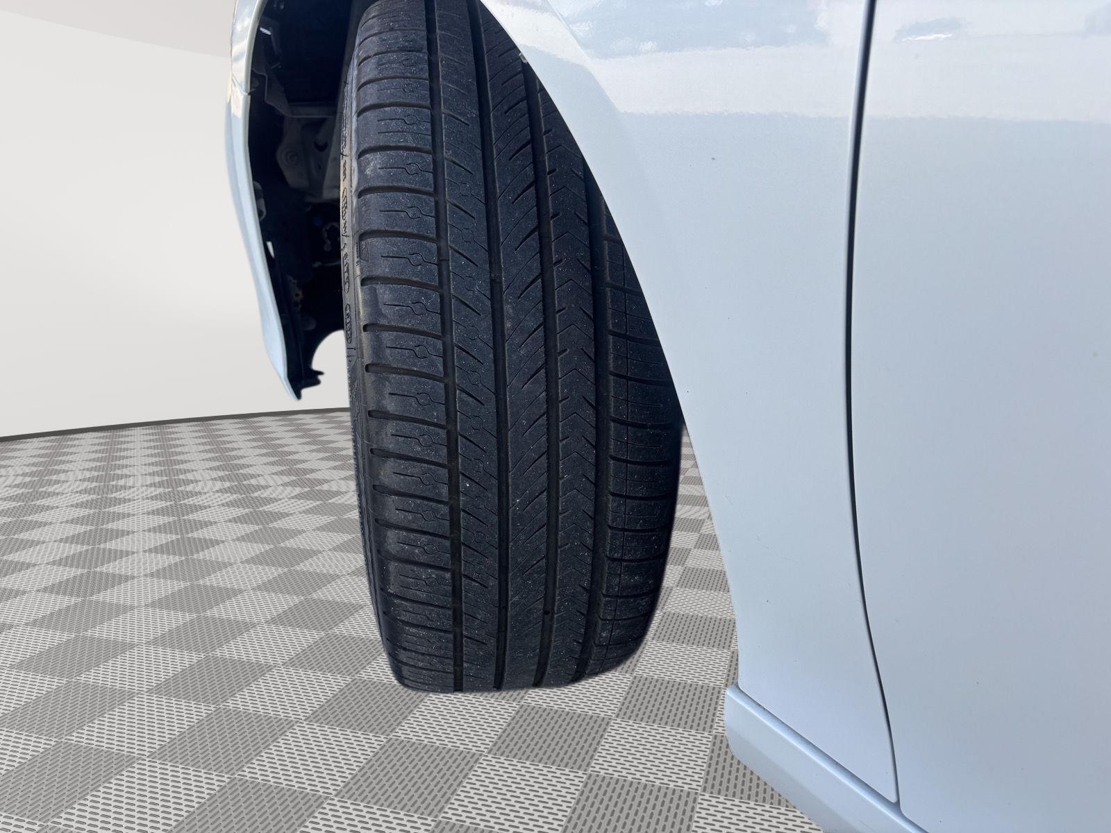 Vehicle photo 12