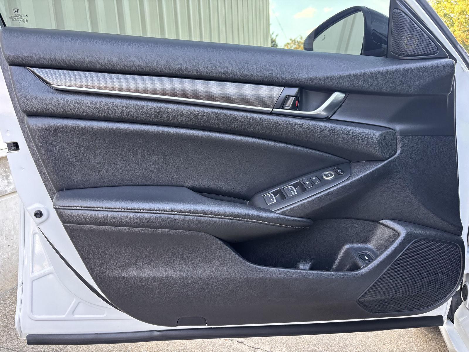 Vehicle photo 18