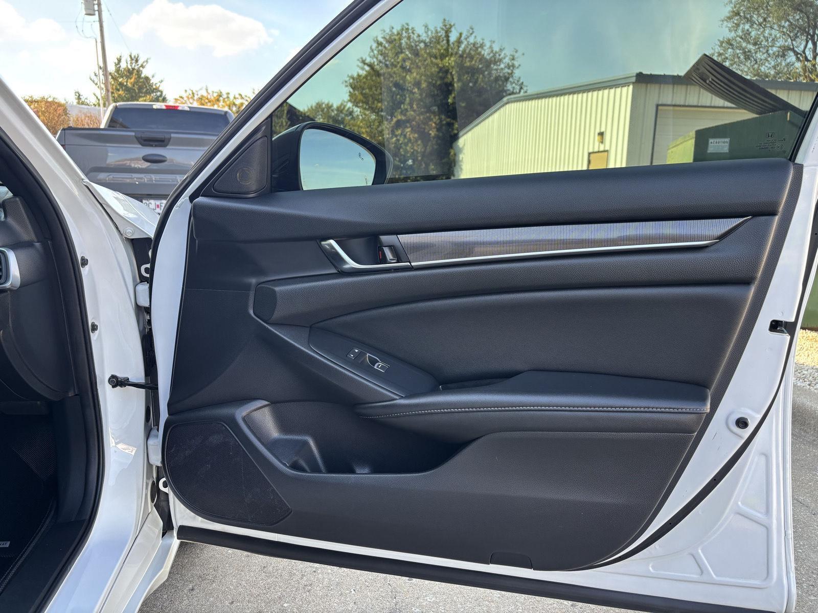 Vehicle photo 28