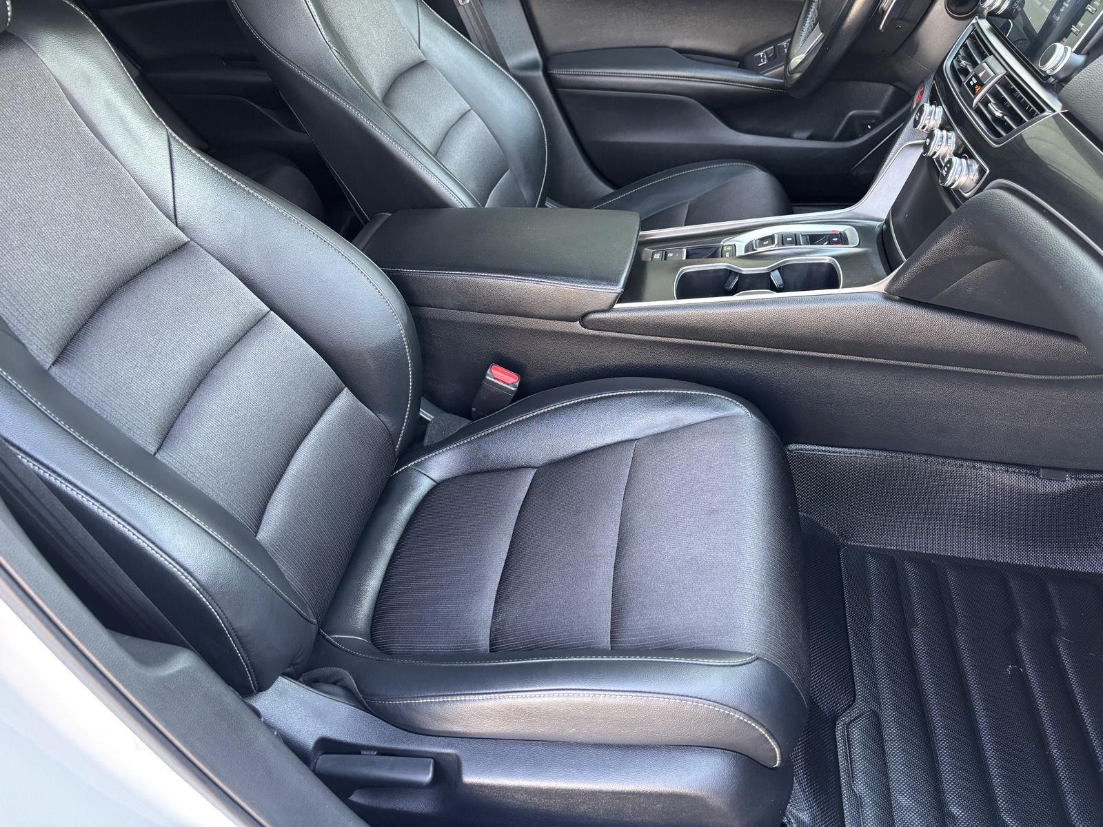 Vehicle photo 30