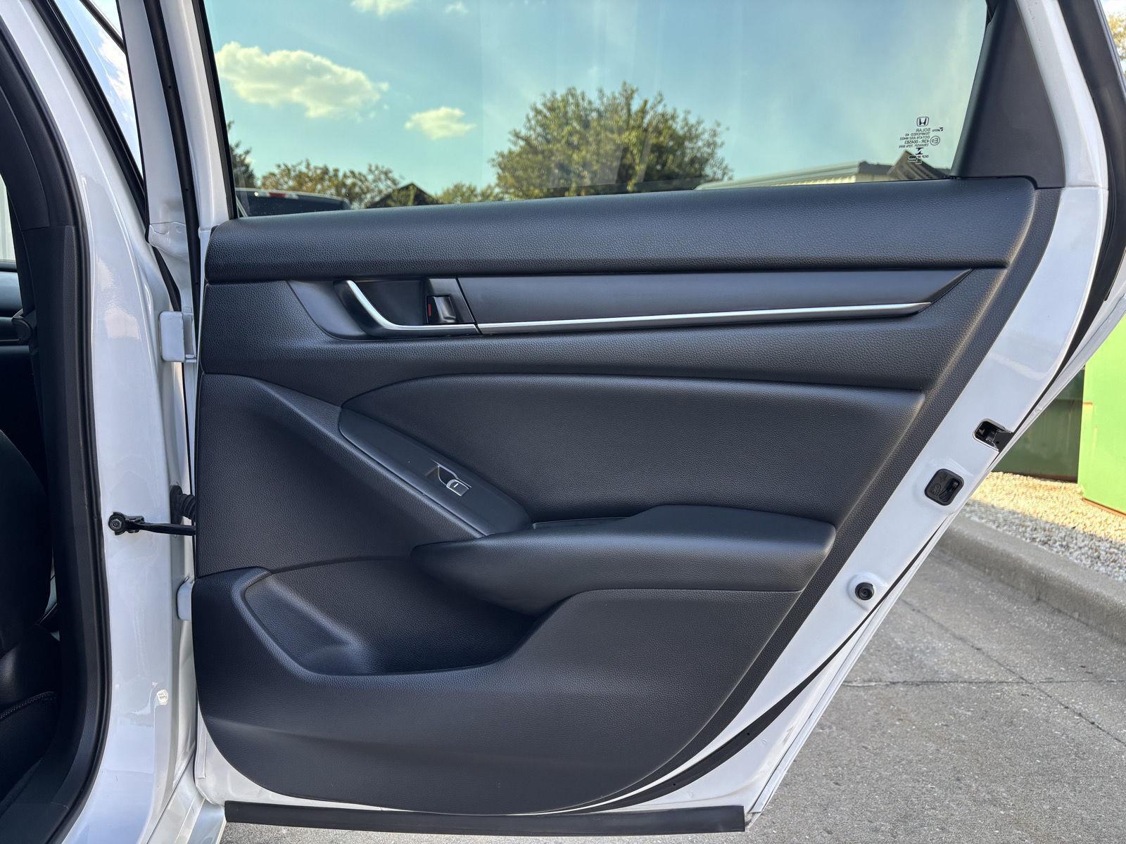 Vehicle photo 31