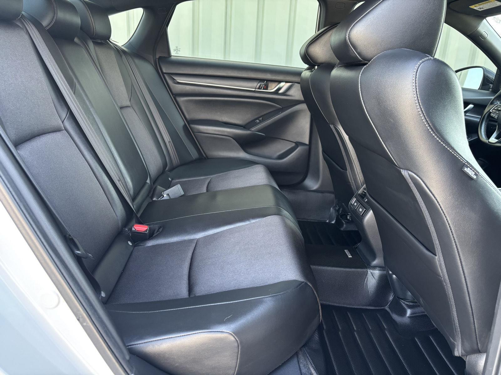 Vehicle photo 32