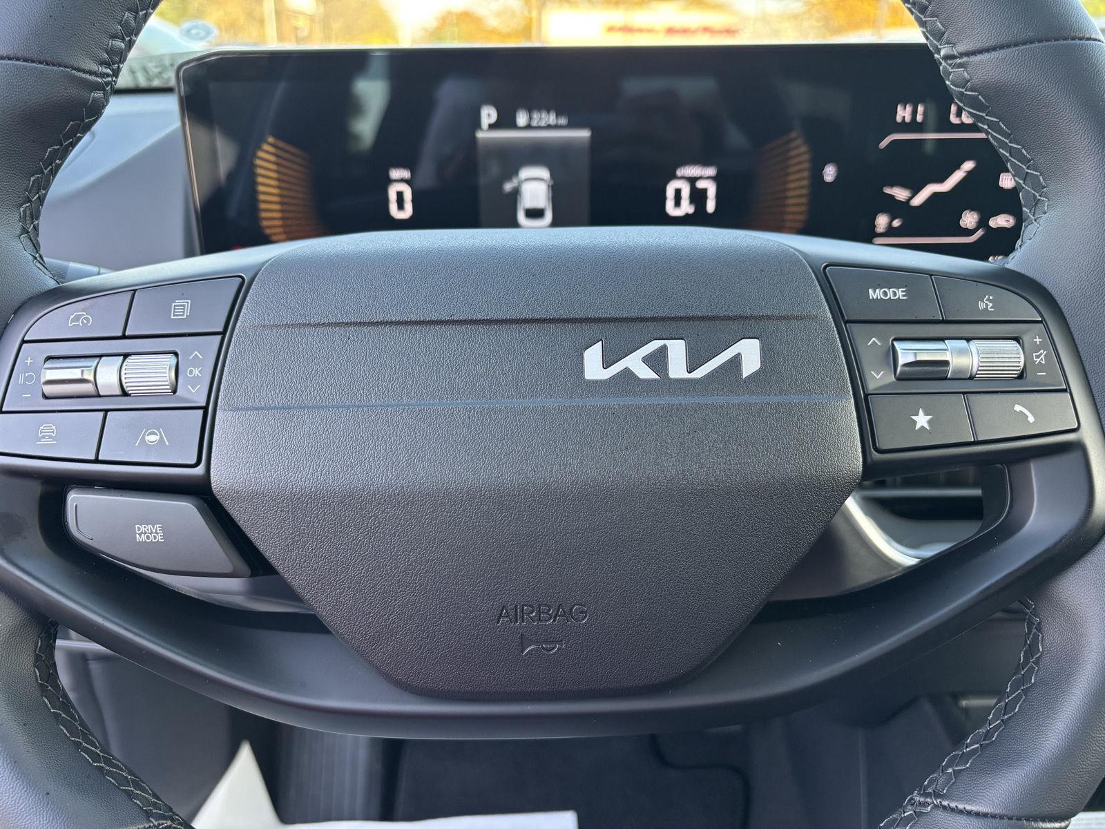 Vehicle photo 14
