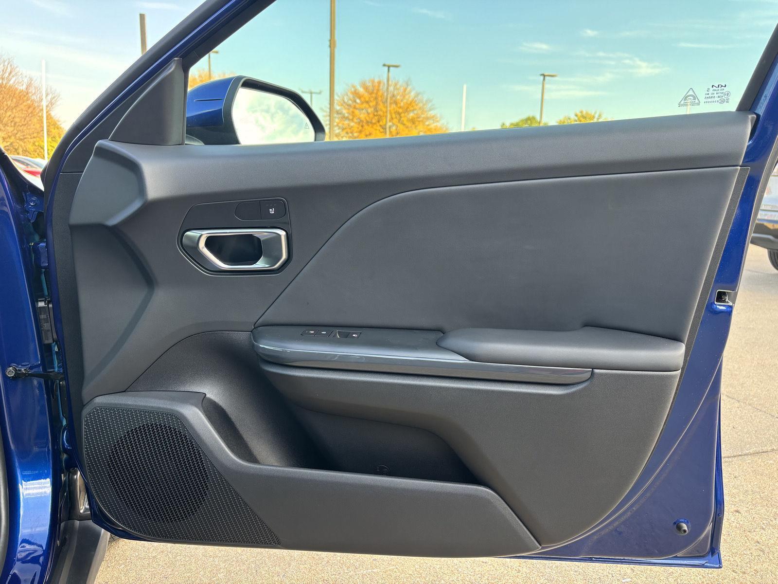 Vehicle photo 27