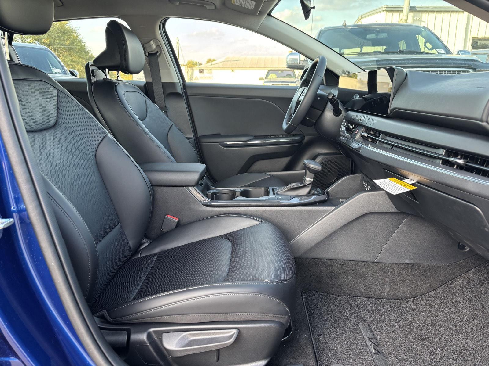 Vehicle photo 28