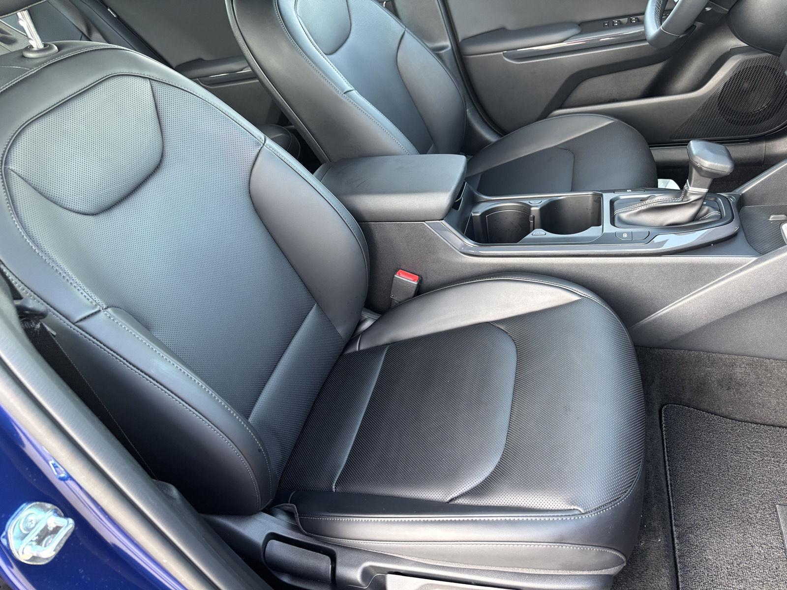 Vehicle photo 30