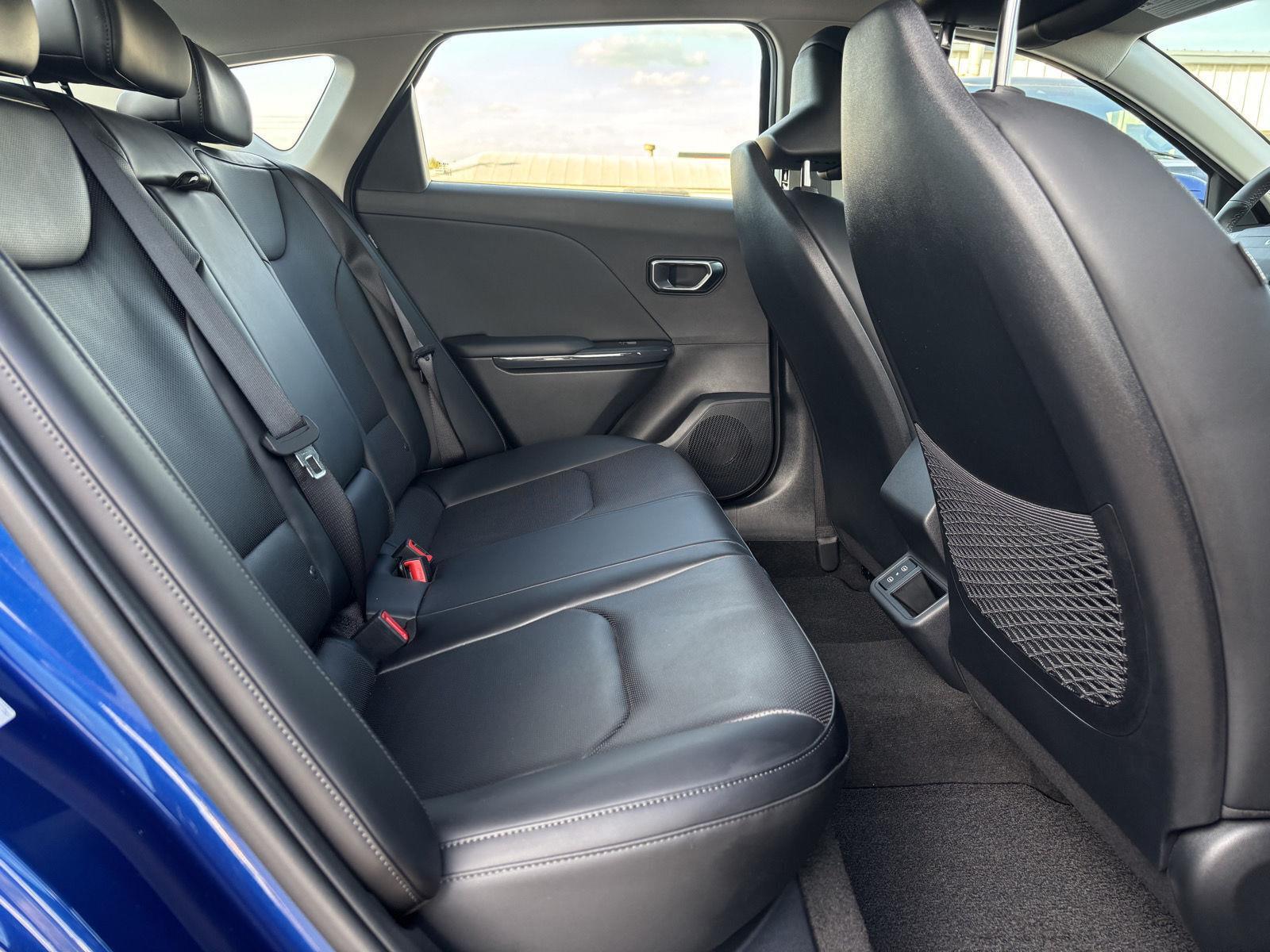 Vehicle photo 32