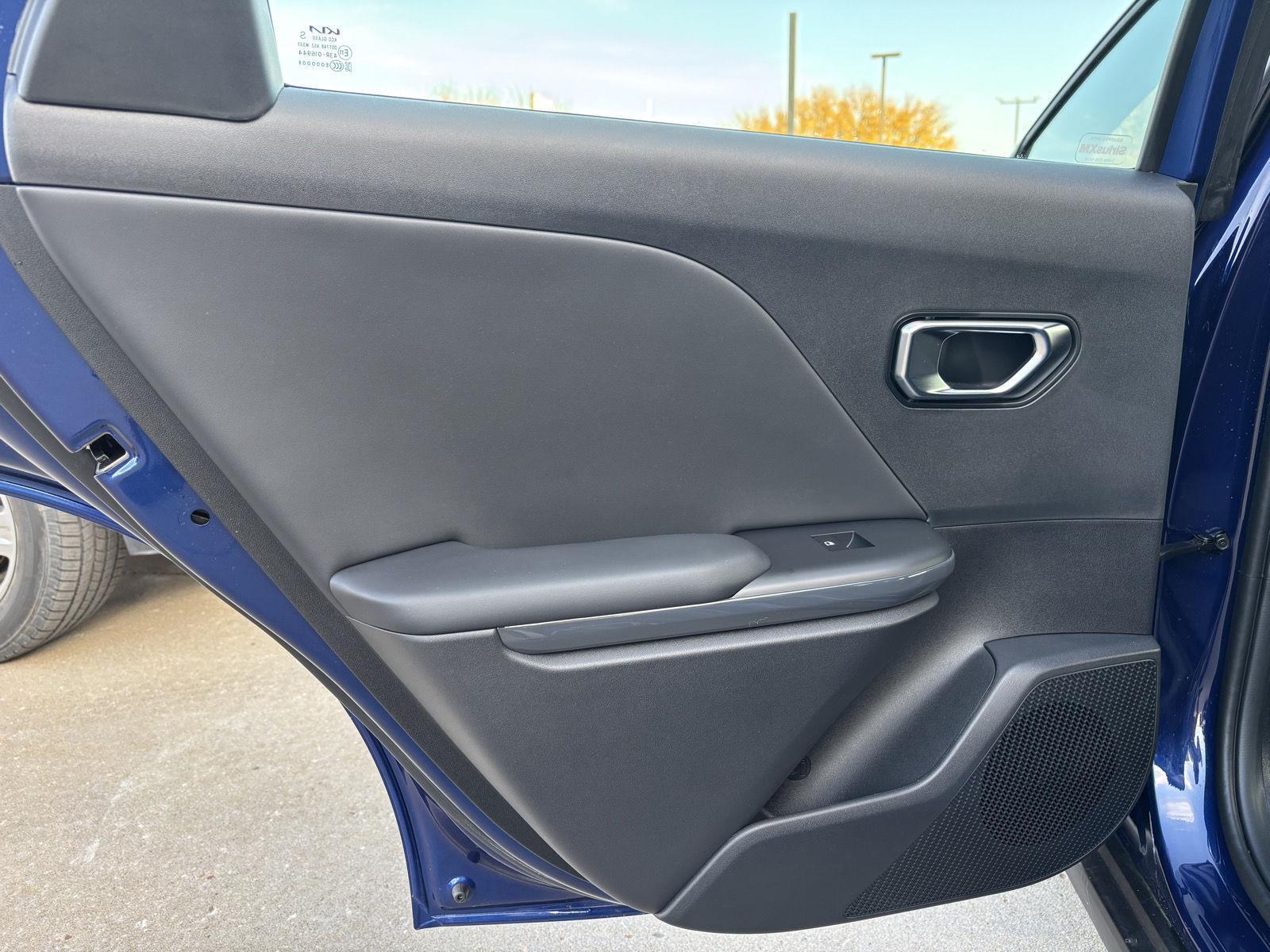 Vehicle photo 33