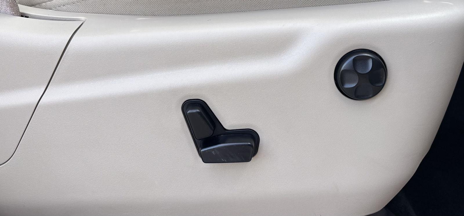 Vehicle photo 29