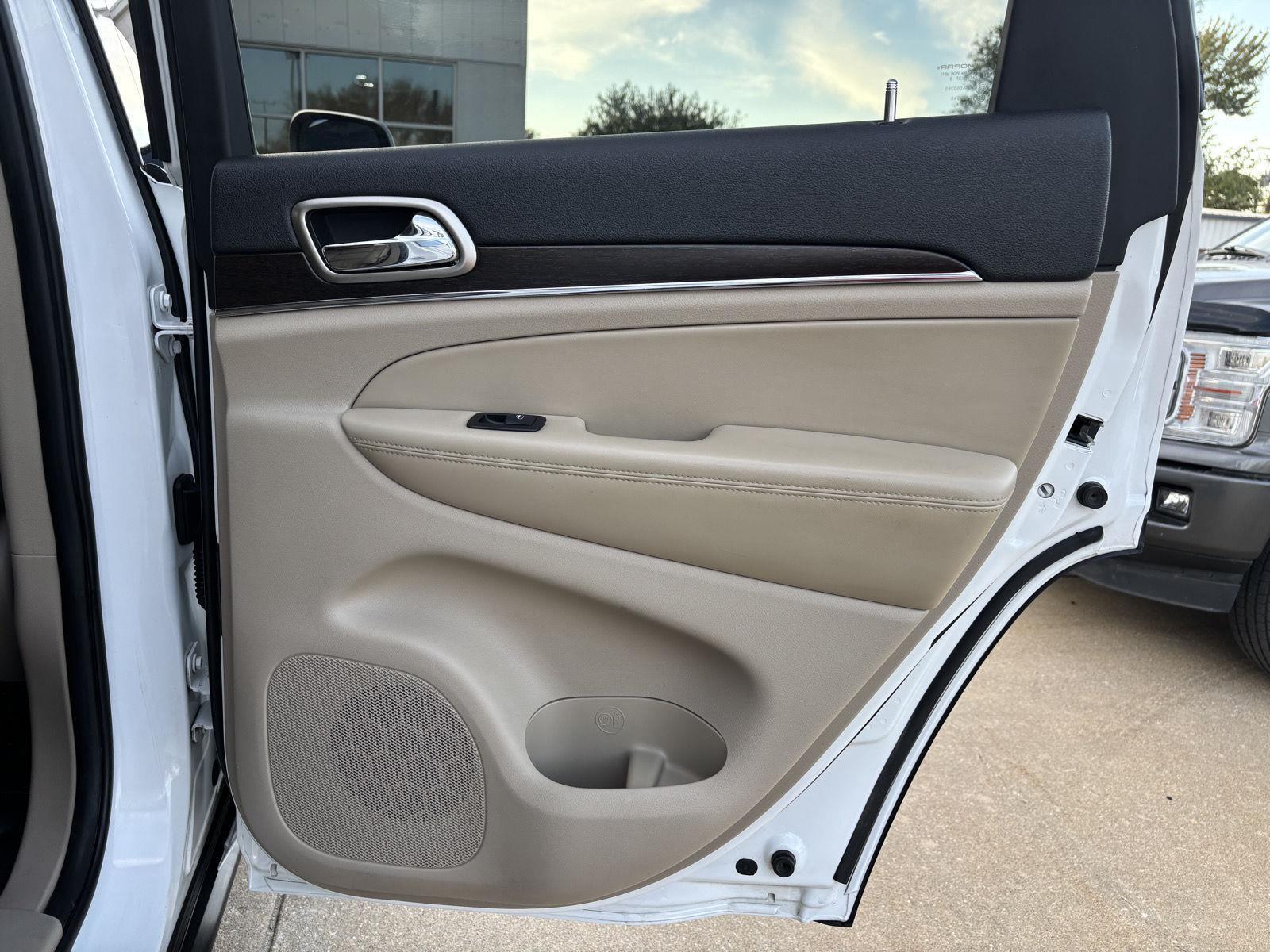 Vehicle photo 30
