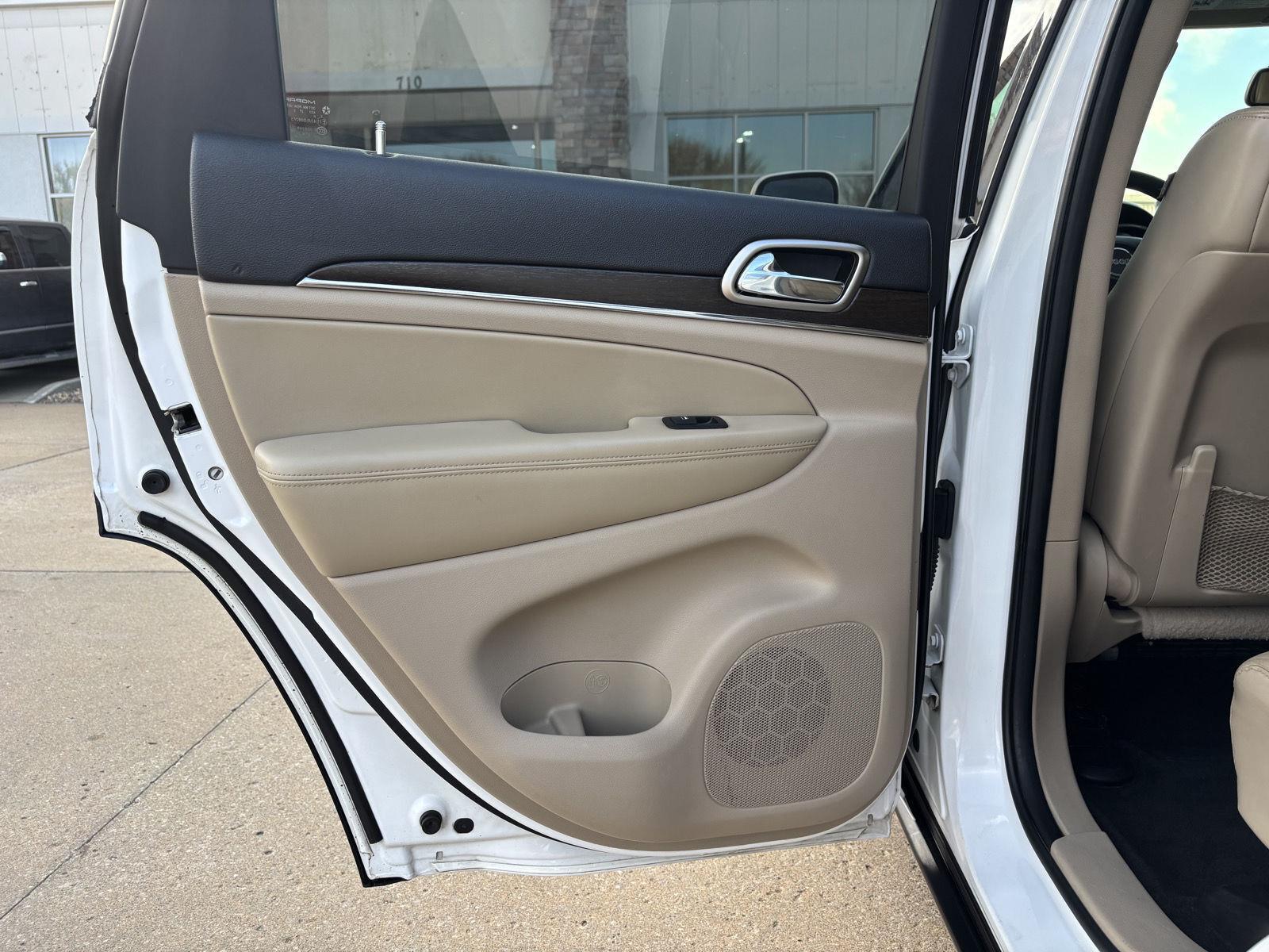 Vehicle photo 32