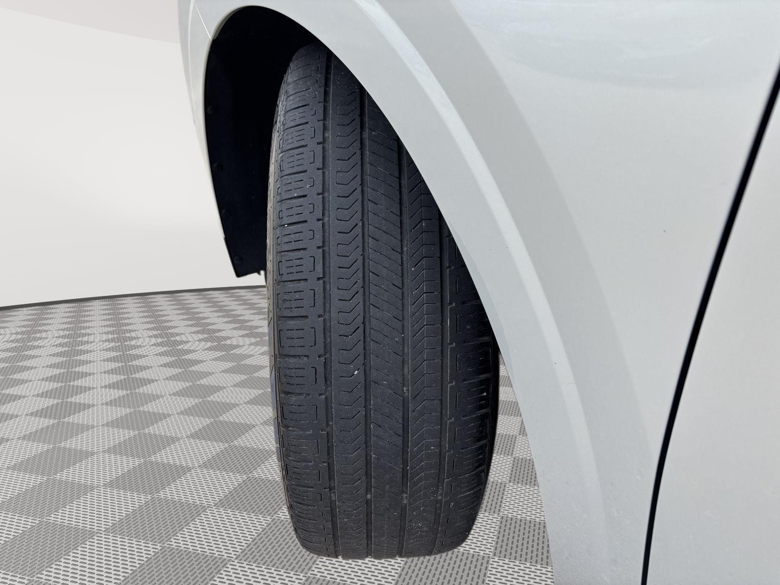 Vehicle photo 12