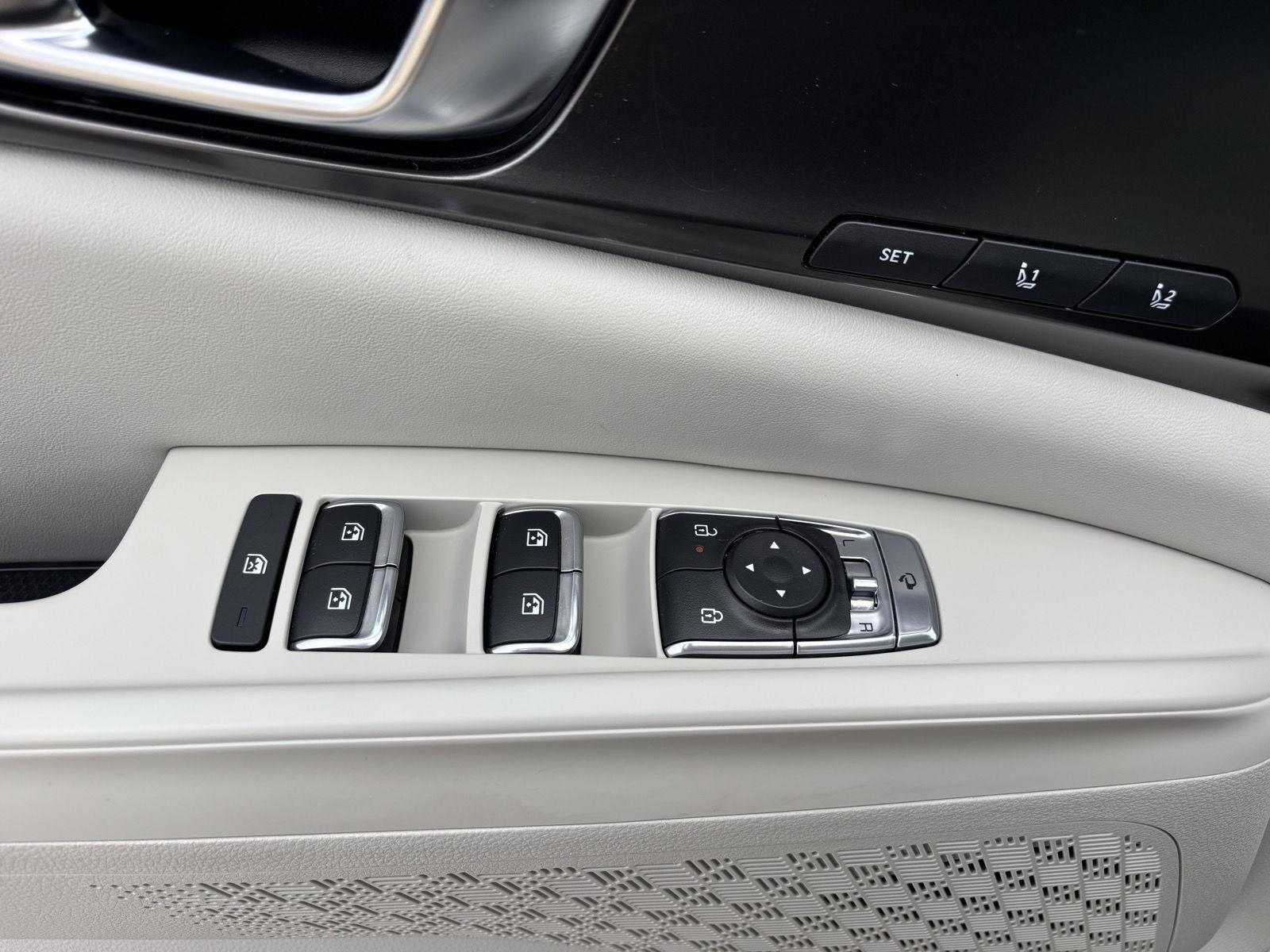 Vehicle photo 18