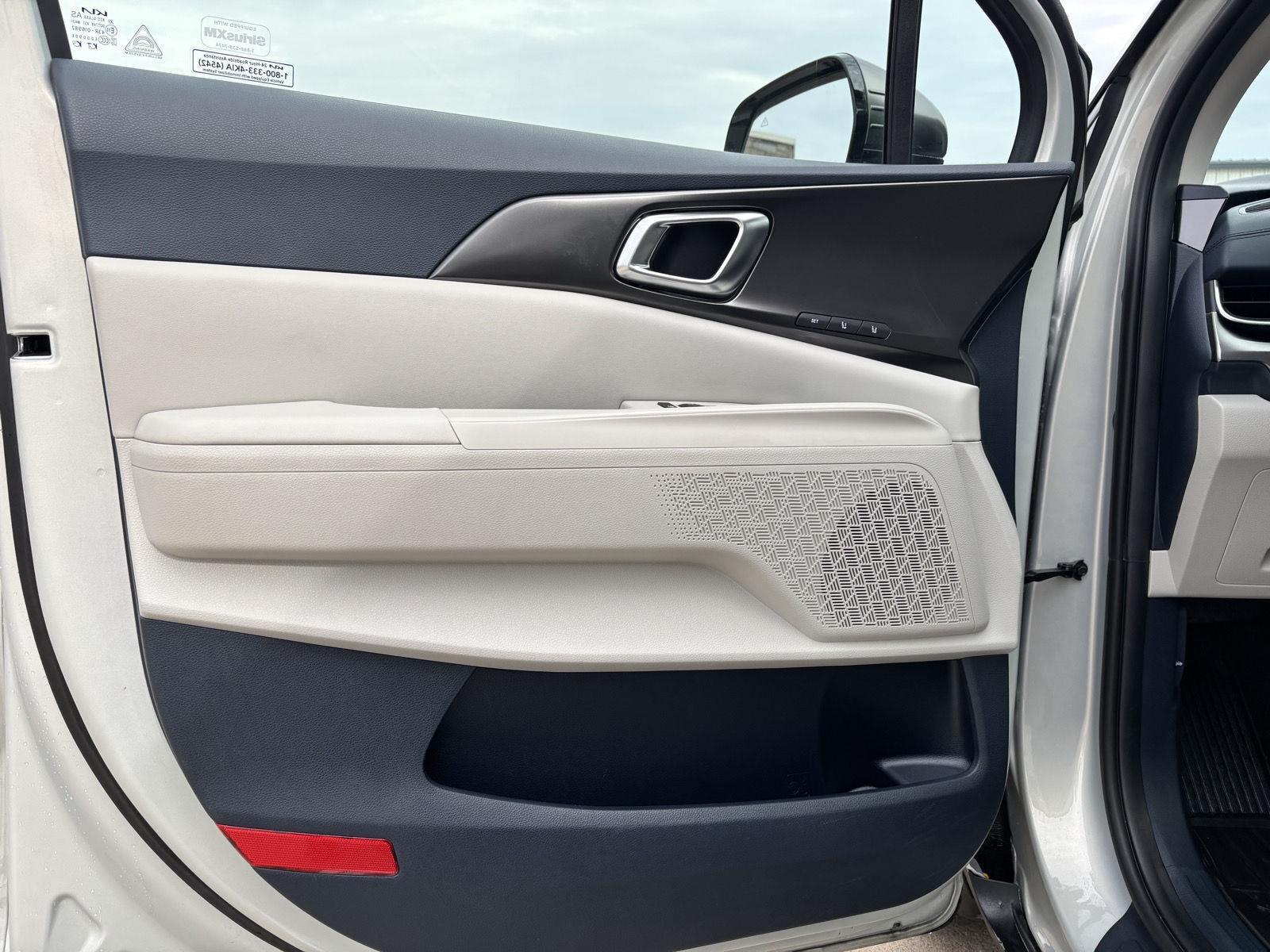 Vehicle photo 19