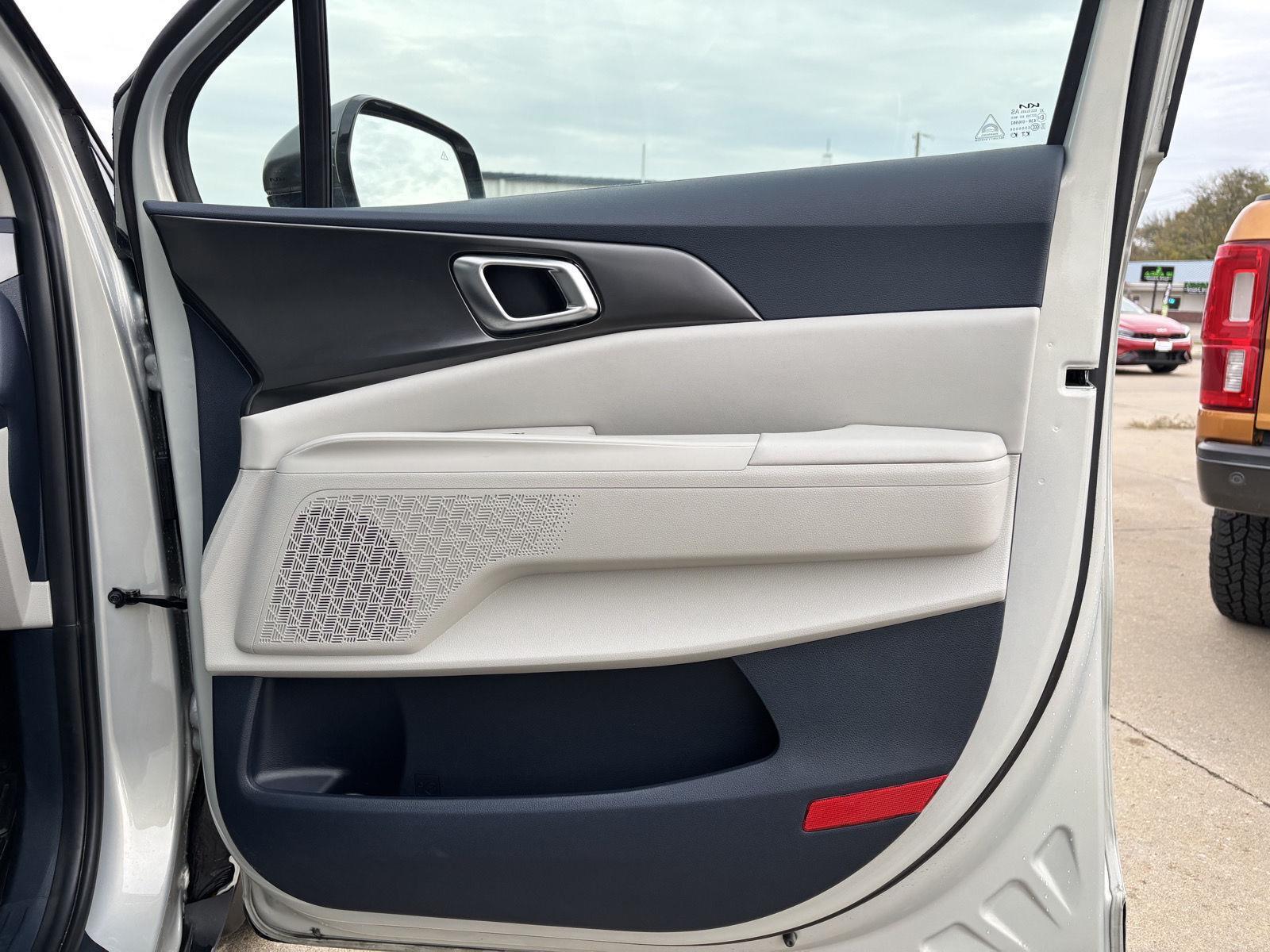 Vehicle photo 27