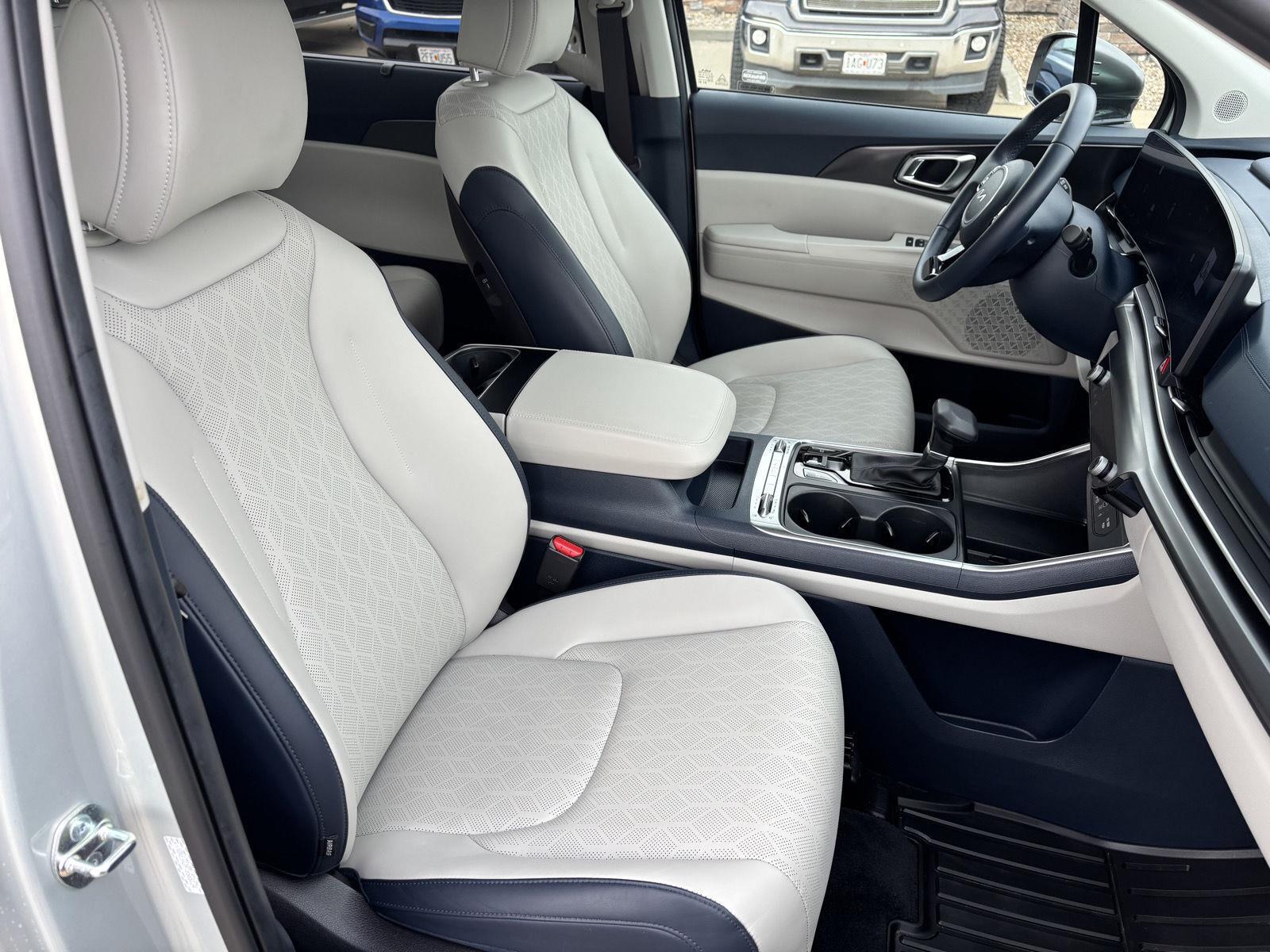 Vehicle photo 29