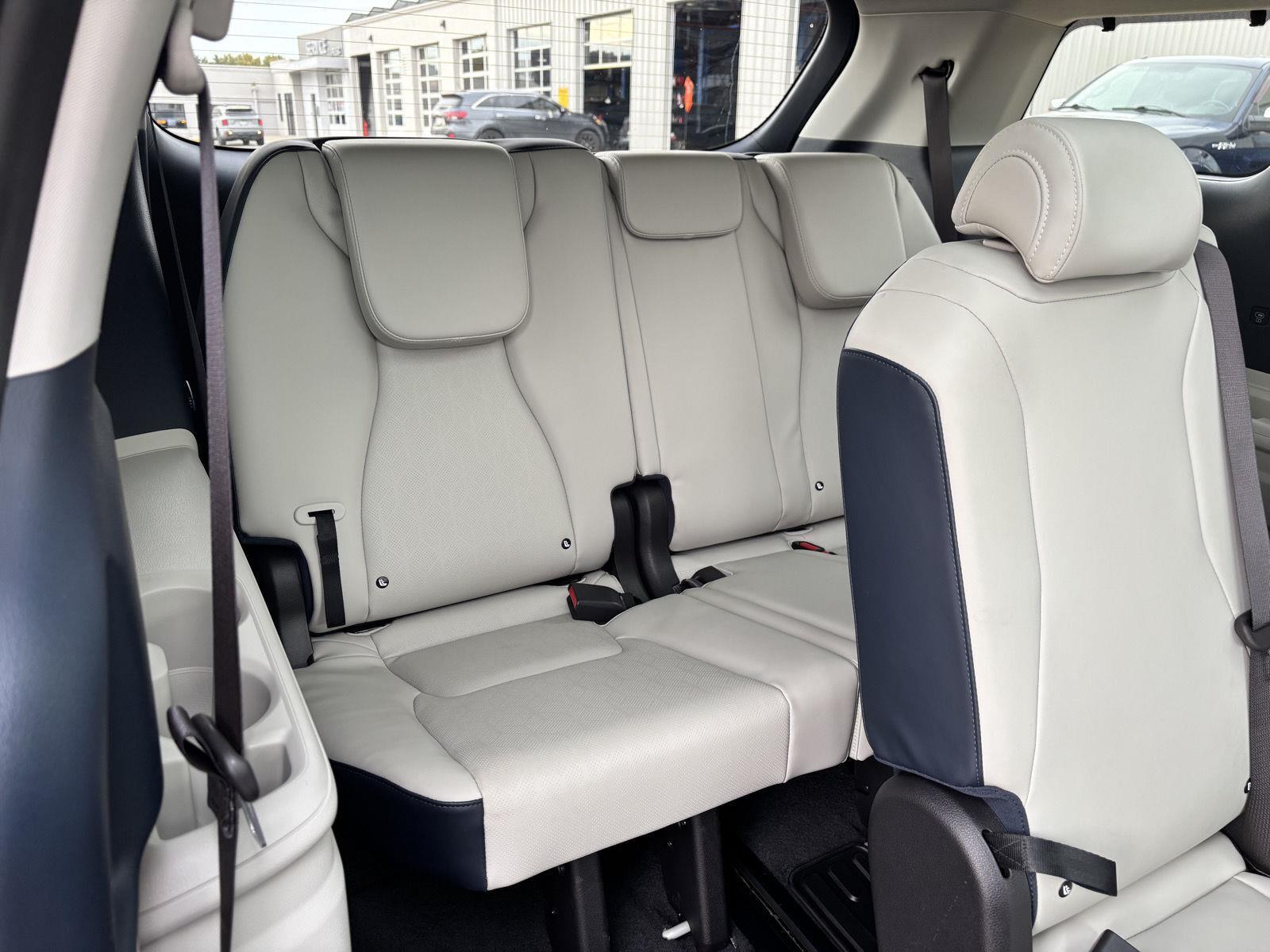 Vehicle photo 33