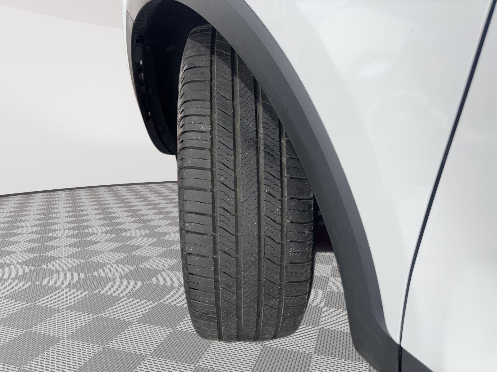 Vehicle photo 12