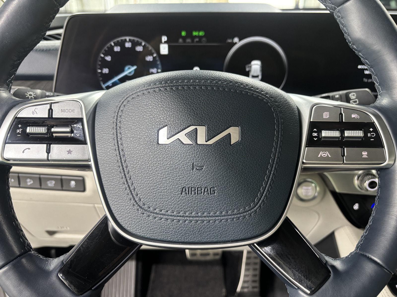 Vehicle photo 14