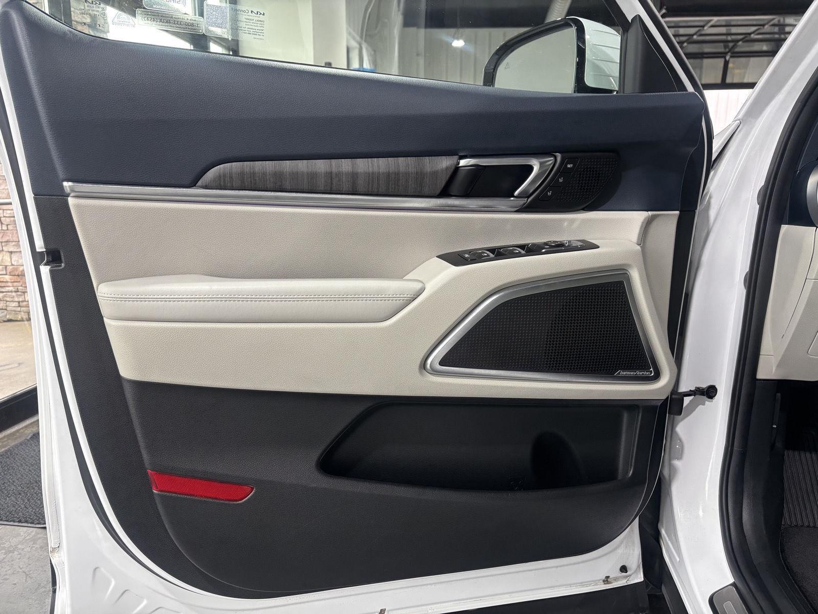 Vehicle photo 18