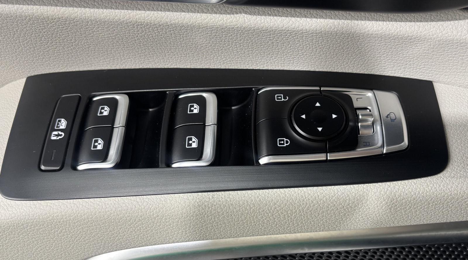 Vehicle photo 19