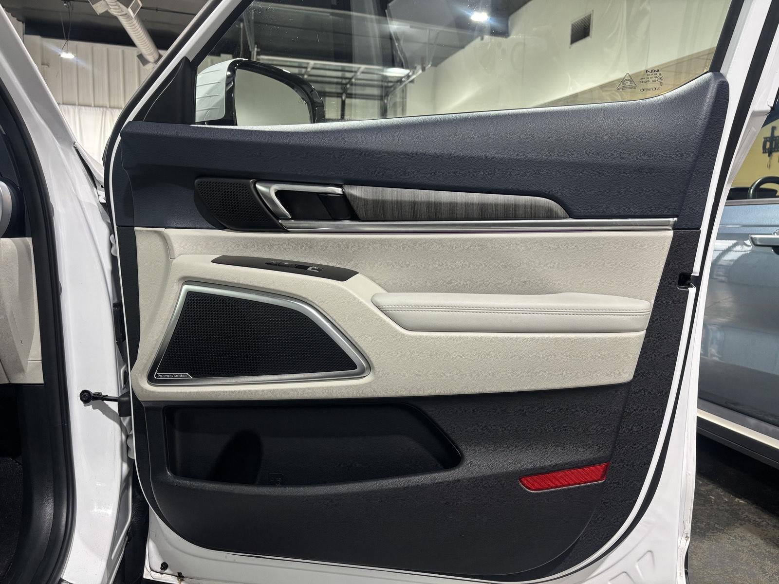 Vehicle photo 28