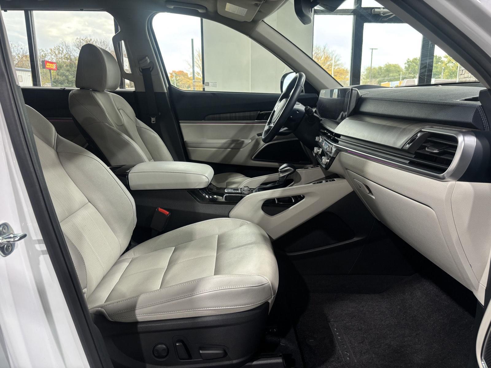 Vehicle photo 29