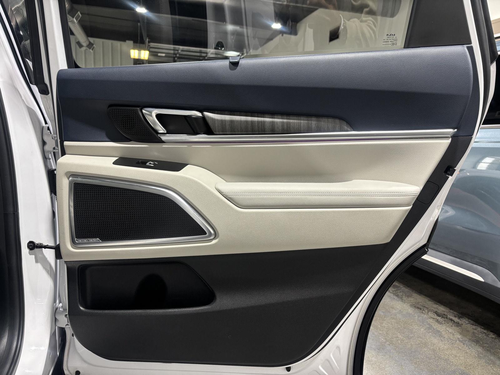 Vehicle photo 32