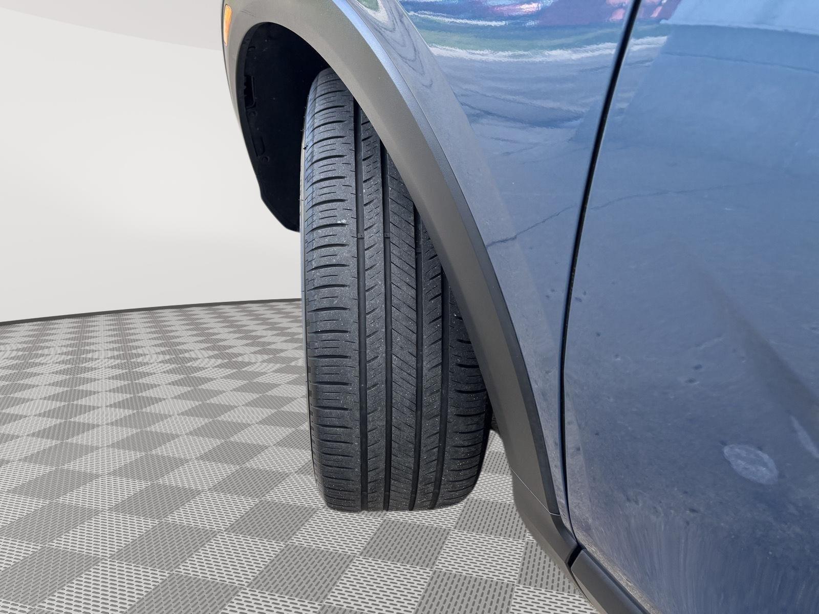 Vehicle photo 12