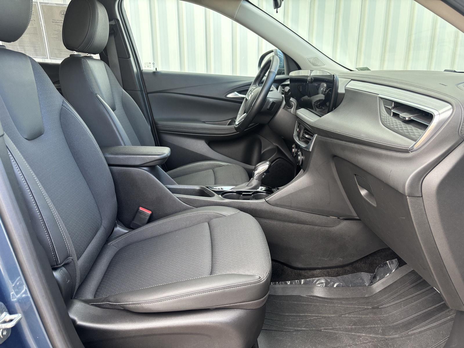 Vehicle photo 28