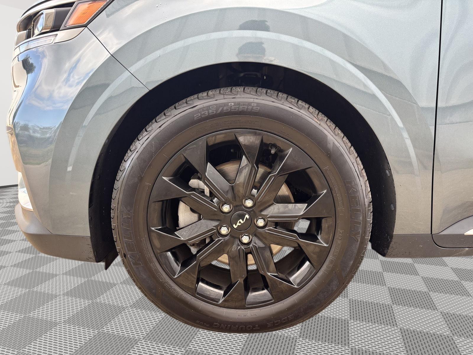 Vehicle photo 11