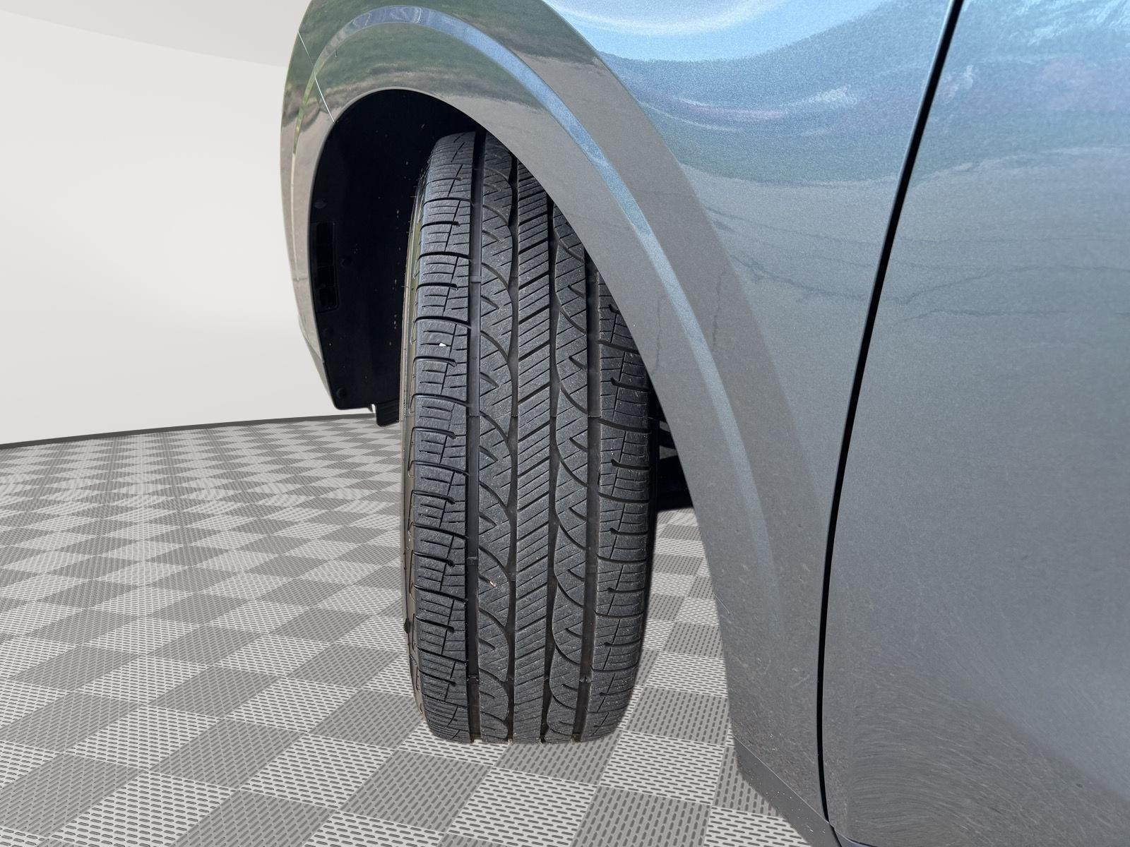 Vehicle photo 12