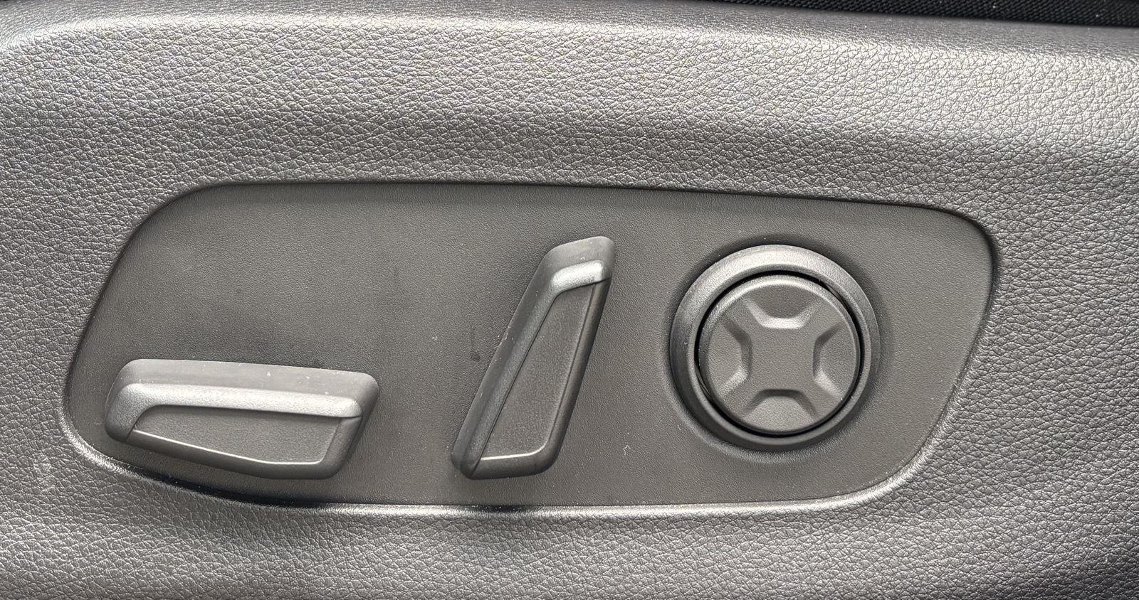 Vehicle photo 21