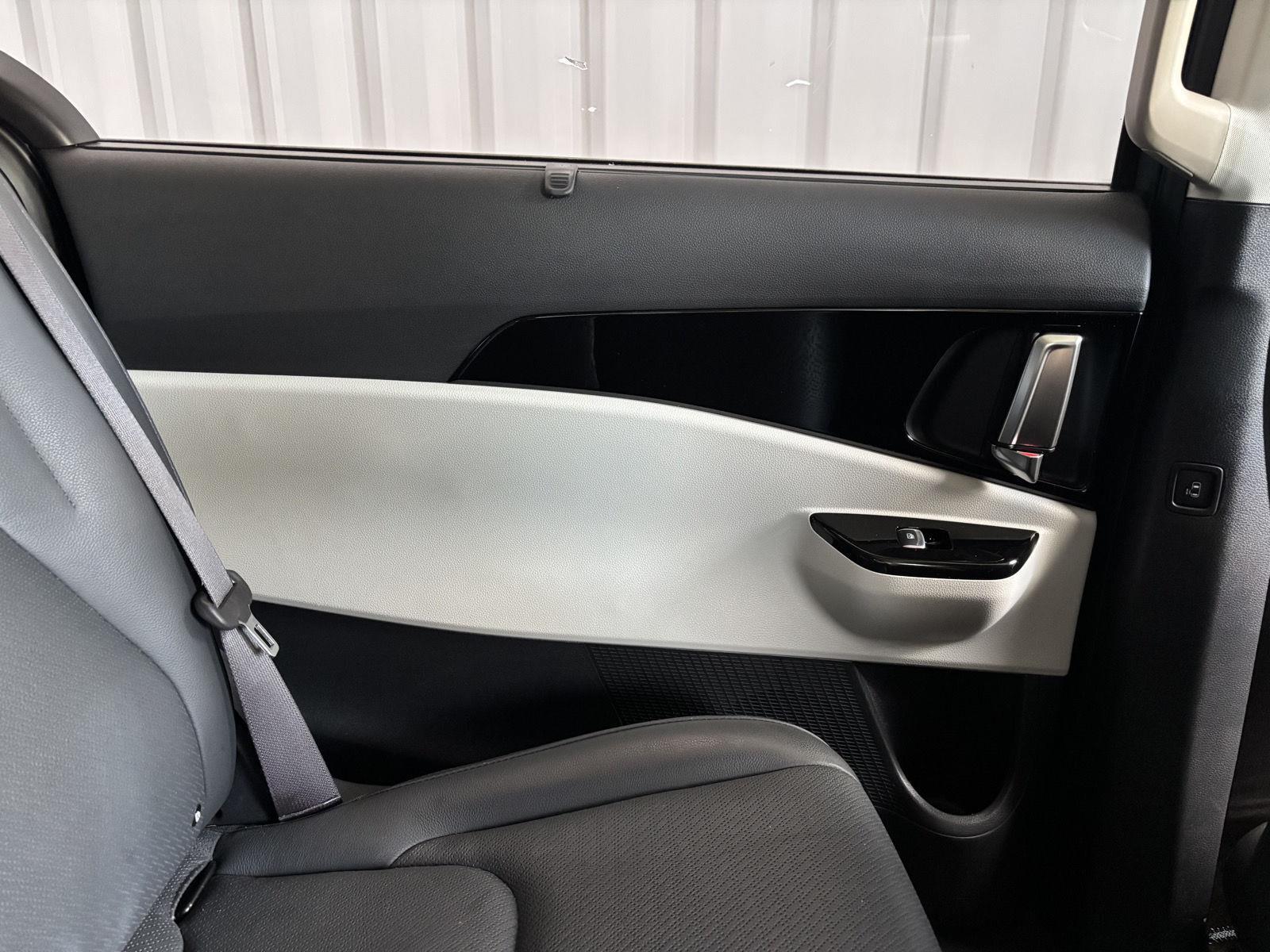 Vehicle photo 31