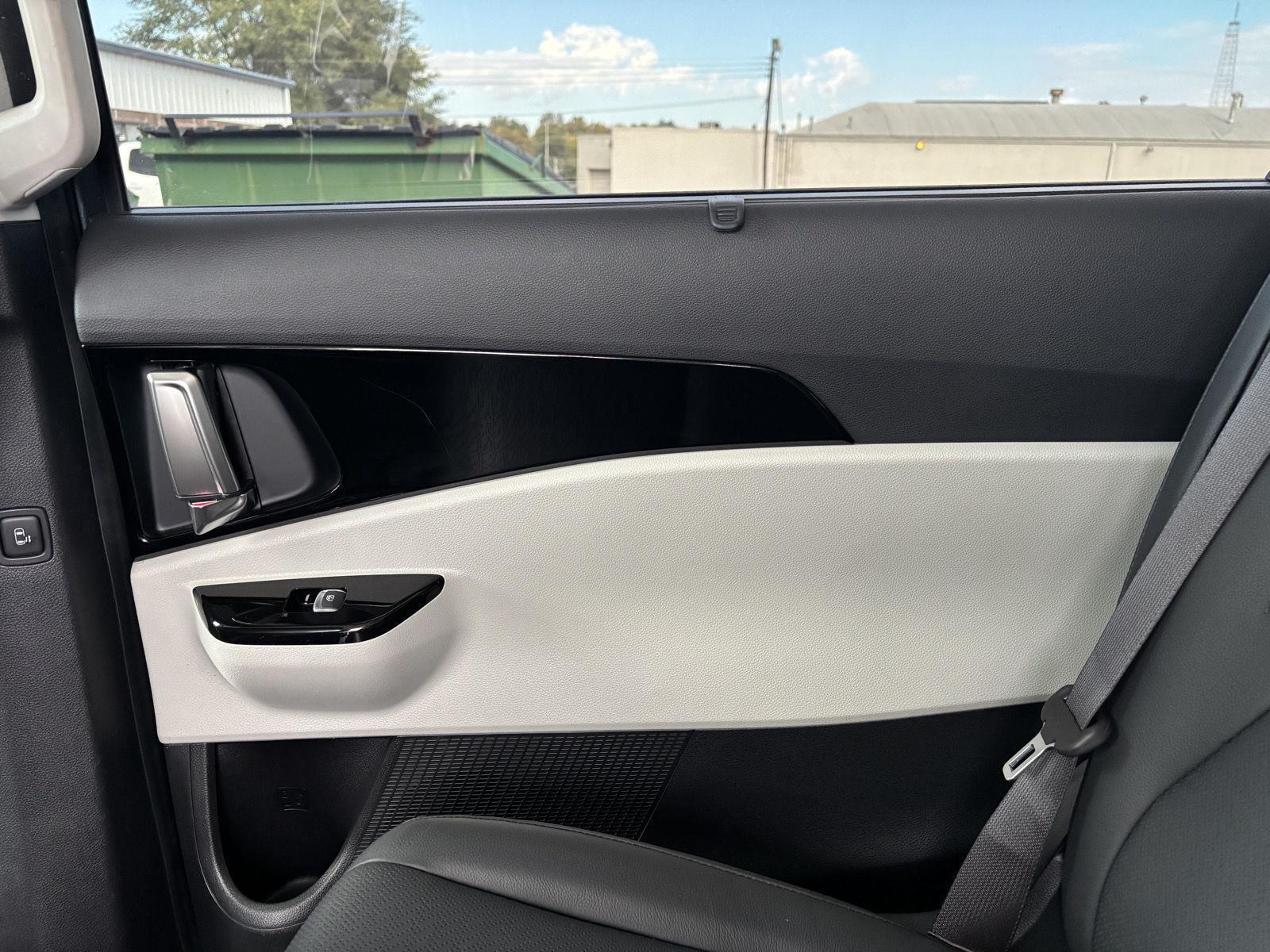 Vehicle photo 34