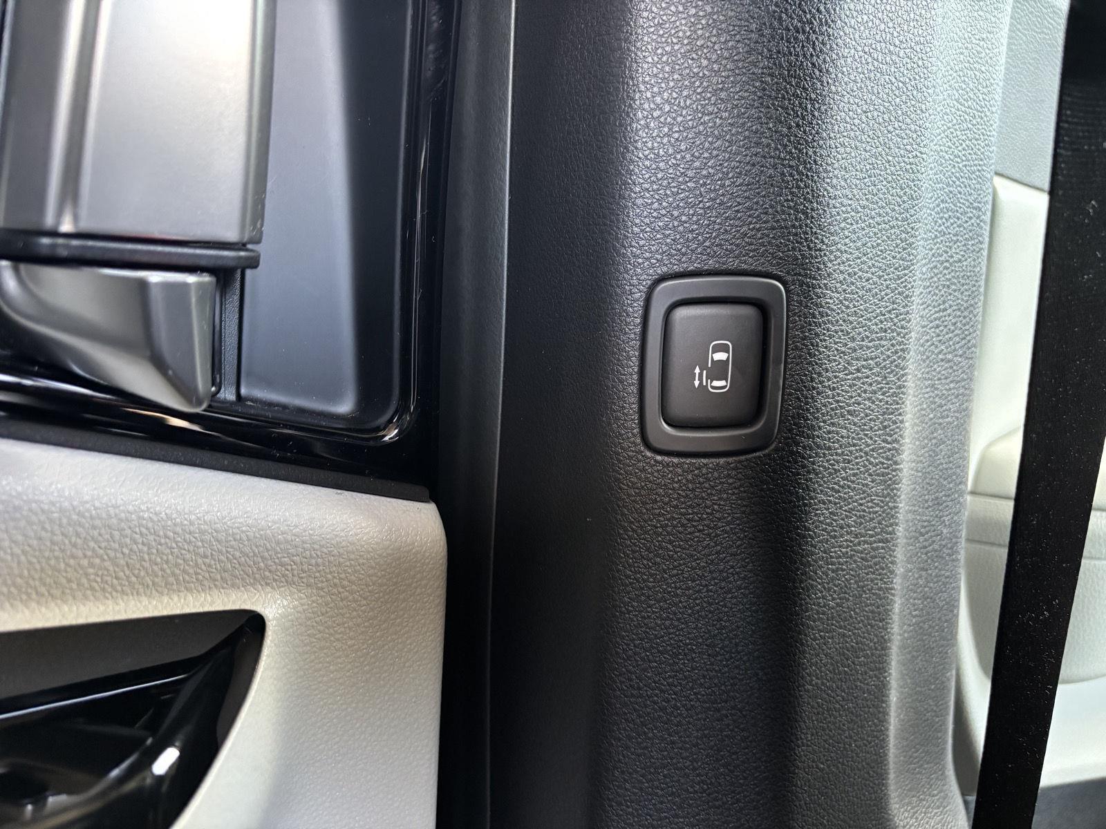Vehicle photo 37