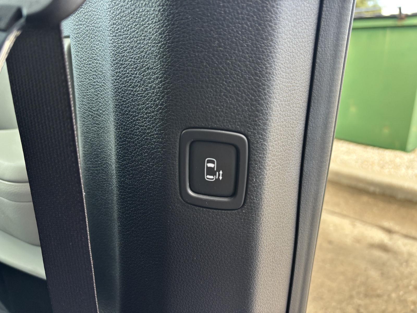 Vehicle photo 38