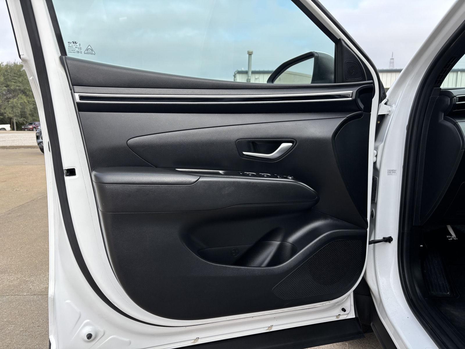 Vehicle photo 18