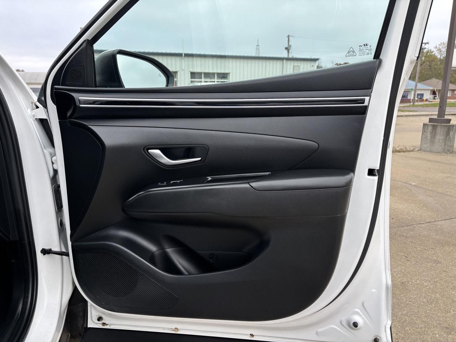 Vehicle photo 27