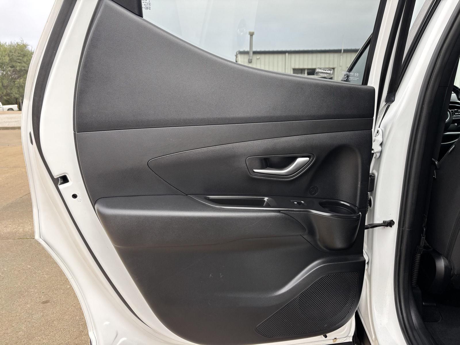 Vehicle photo 32