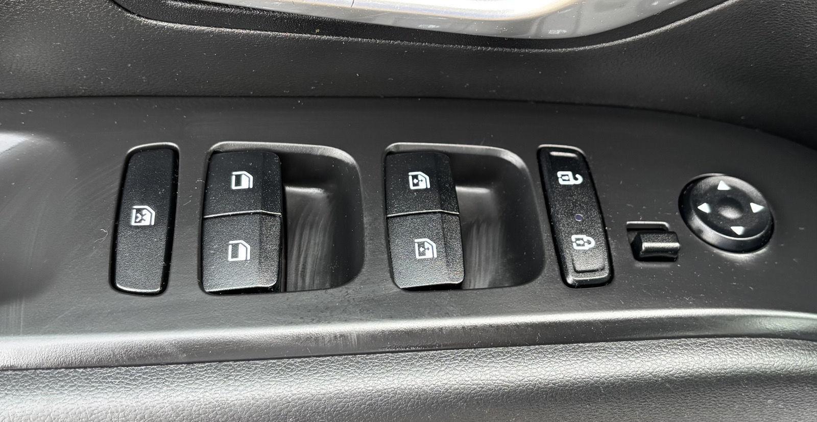 Vehicle photo 17