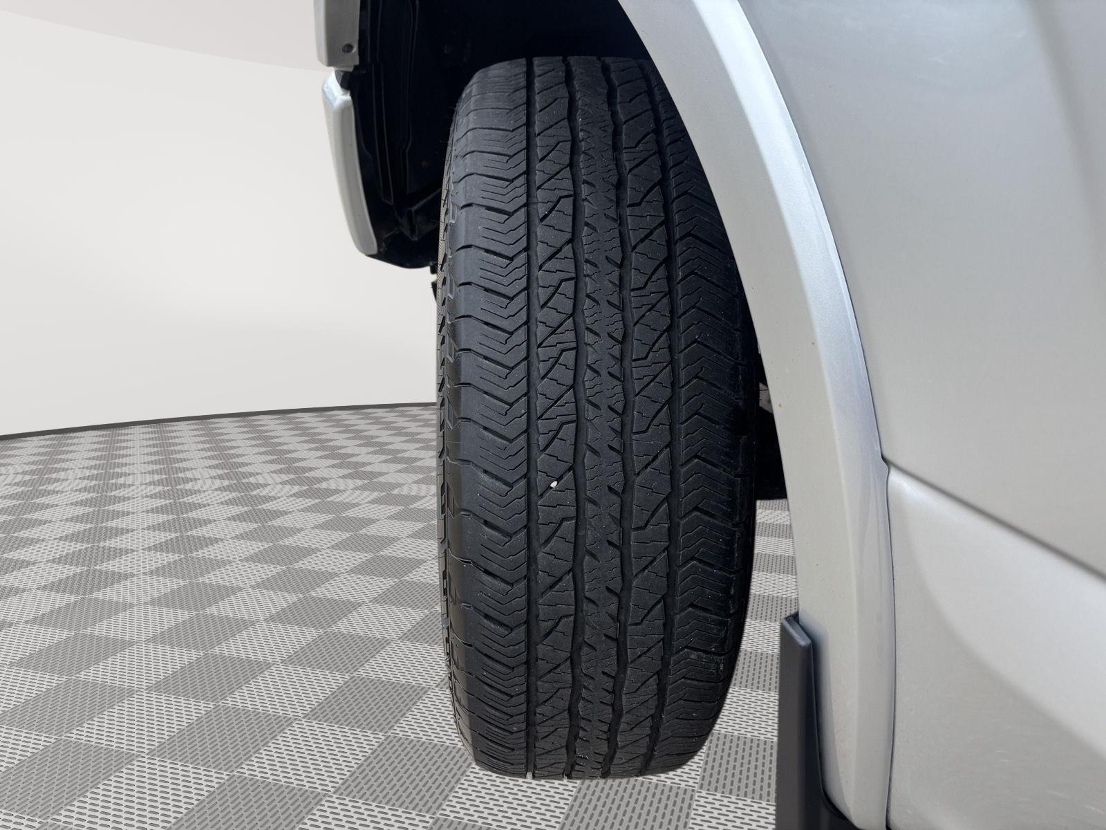 Vehicle photo 12