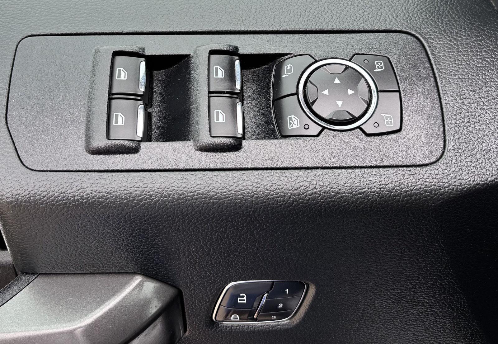 Vehicle photo 17