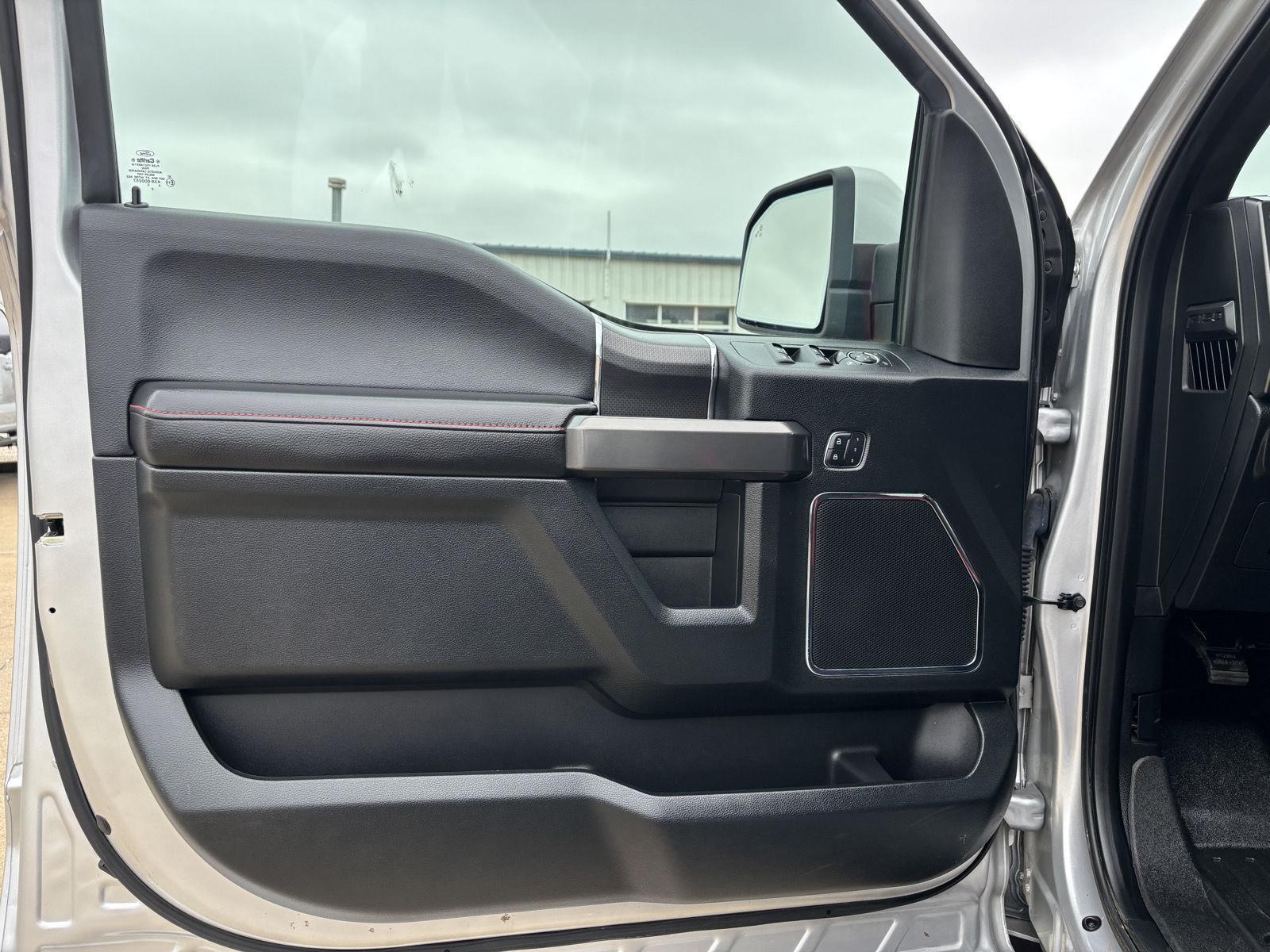 Vehicle photo 18
