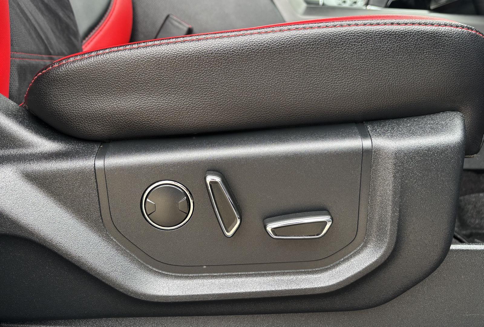 Vehicle photo 29
