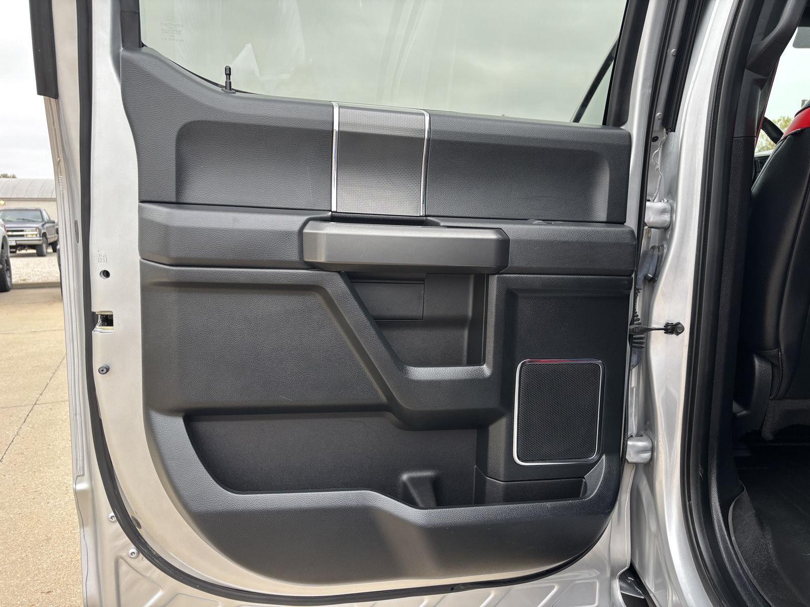 Vehicle photo 33